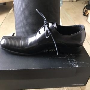 Black tie up Kenneth Cole reaction shoe